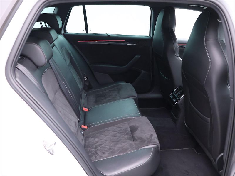 Škoda Superb 2,0 TSI 206kW 4x4 DSG Sportlin - fotka 11 z 26