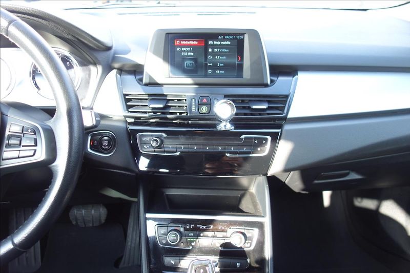 BMW Řada 2 218i,1 MAJ.,SERV.KN.,7MÍST. - fotka 26 z 43