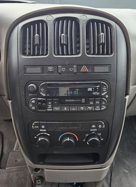 Chrysler Voyager 2.5 105kW 7 MÍST,TEMPOMAT - fotka 18 z 32