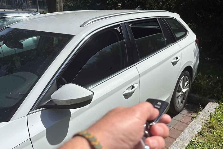 Zloději umí zachytit signál z klíčů aut. Ilustrační foto