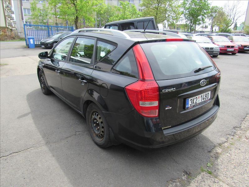 Kia Ceed 1,6 CRDi 66kW Combi - fotka 4 z 25