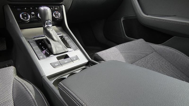 Škoda Superb Combi 2,0 TDI DSG Style - fotka 6 z 24