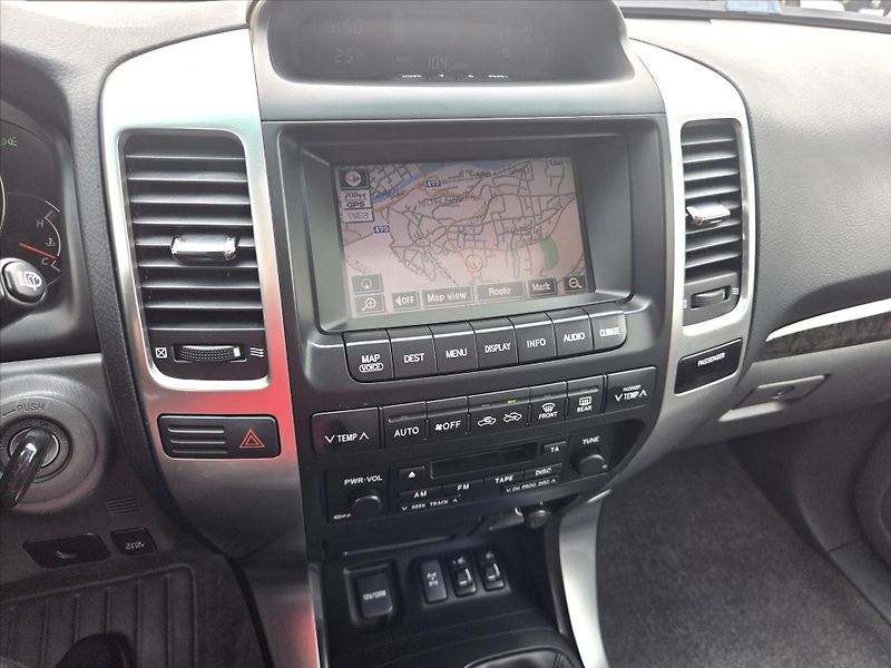Toyota Land Cruiser 3,0 D-4D 127kW 8-míst ČR 1.maj - fotka 18 z 29