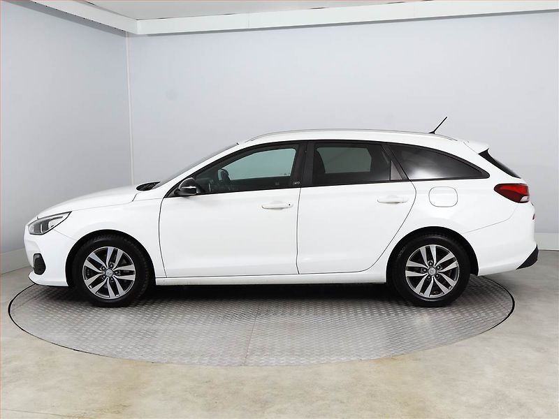 Hyundai i30 (2018) Go! 1.0 T-GDI, Serv.kniha - fotka 3 z 15
