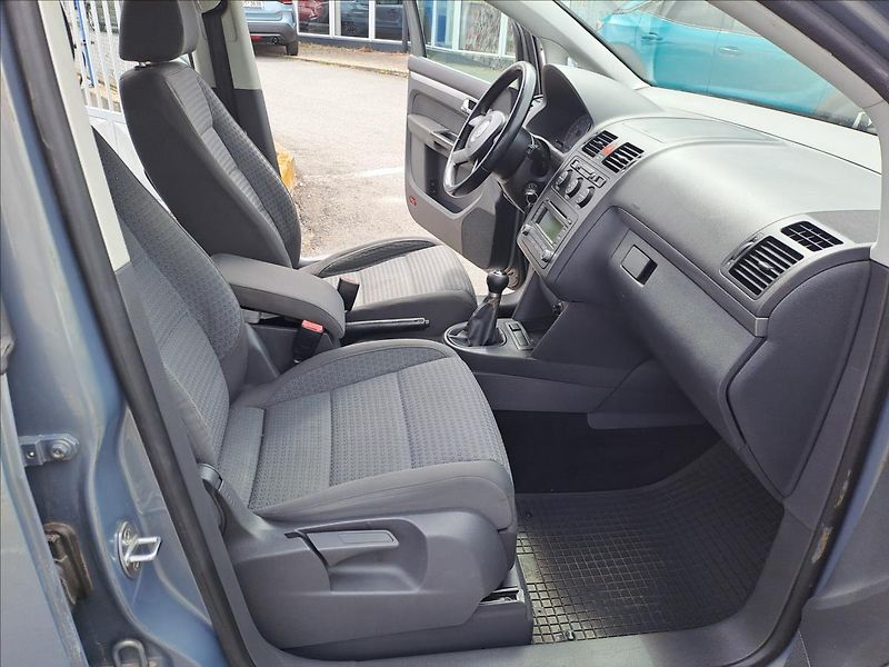 Volkswagen Touran 1,6 i 75 kW DIGIKLIMA - fotka 8 z 13