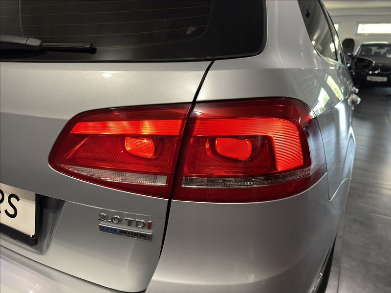 Volkswagen Passat 2,0   TDI DSG R-LINE 130kW NAV - fotka 30 z 39
