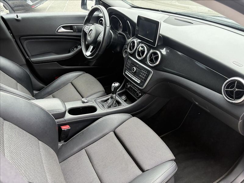 Mercedes-Benz CLA 1,6 180 SB ČR 1.maj - fotka 10 z 16
