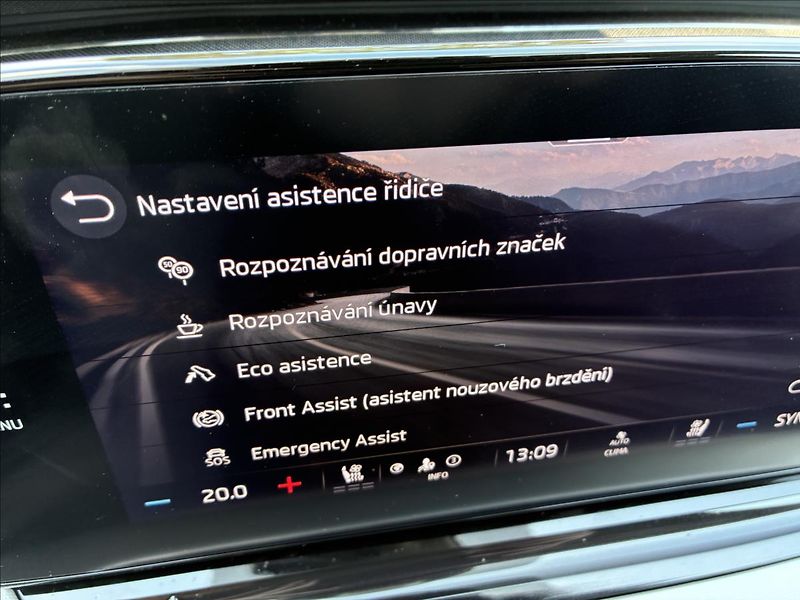 Škoda Octavia 2,0 TAŽNÉ,KŮŽE,HEAD-UP - fotka 37 z 38