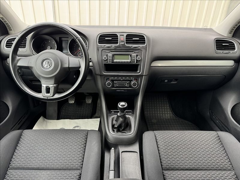 Volkswagen Golf 1,4 i 16V TRENDLINE 1.maj. ČR - fotka 30 z 50