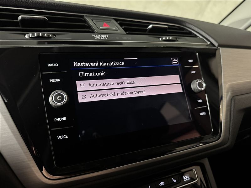 Volkswagen Touran 2,0 TDi  DSG Comfortline Tažné - fotka 36 z 43