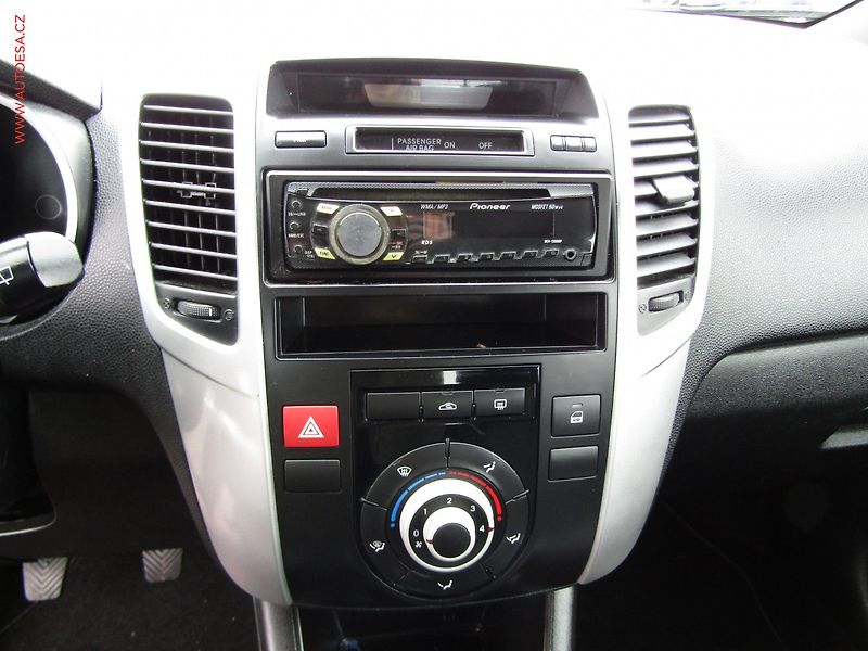 Kia Venga (2010) 1.4CVVT, ČR, TZ - fotka 12 z 17