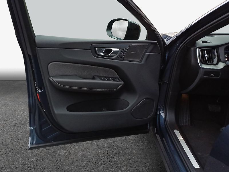 Volvo XC60 B5 AWD Plus Dark VZDUCH TAŽNÉ - fotka 15 z 15