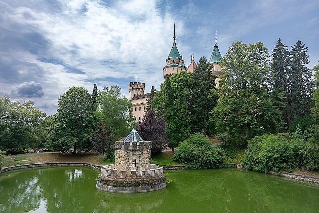 Pohled do zámeckého parku., zdroj: Wikimedia Commons, visamatti, CC BY-SA 2.0