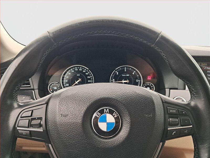 BMW Řada 5 (2011) 520d, Xenony, Tempomat - fotka 17 z 17