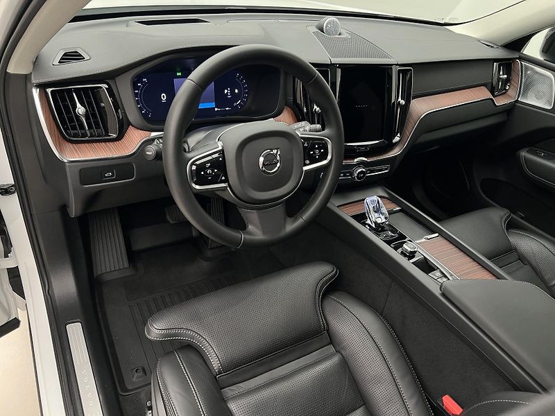 Volvo XC60 B5 AWD ULTIMATE DARK AUT  - fotka 4 z 47
