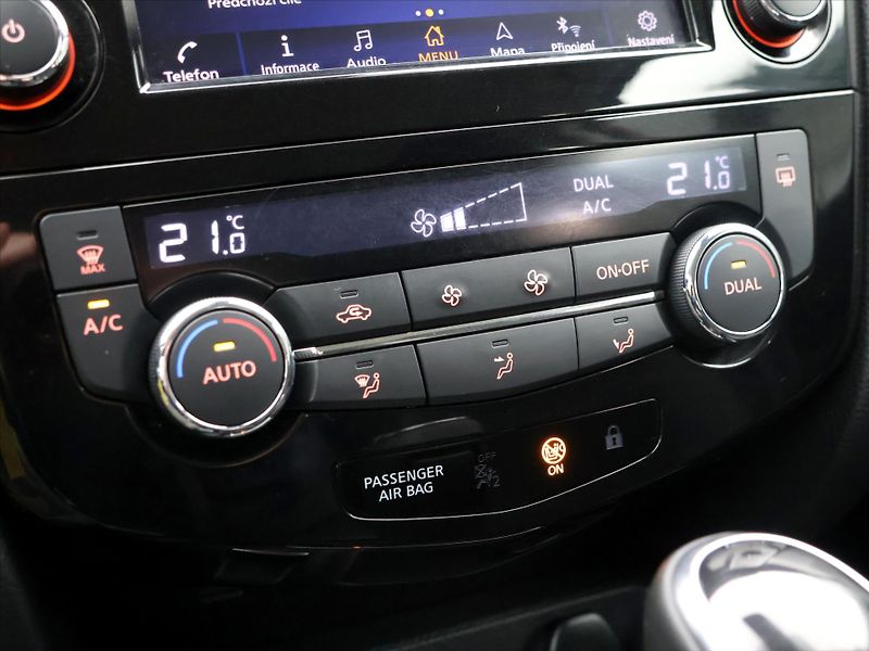 Nissan Qashqai 1,3 DIG-T 116kW DCT Shiro - fotka 23 z 33