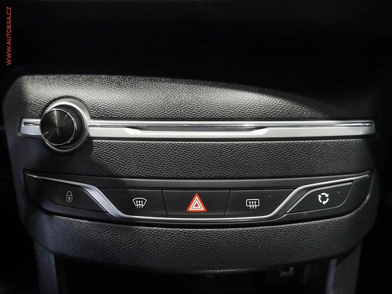 Peugeot 308 (2018) 1.2PT, 1.maj,ČR - fotka 12 z 19