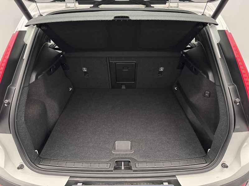Volvo XC40 T4 AWD MOMENTUM CZ REZERVACE - fotka 4 z 34