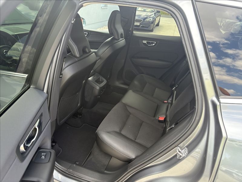Volvo XC60 T4 155 KW POLESTAR MONENTUM - fotka 26 z 30