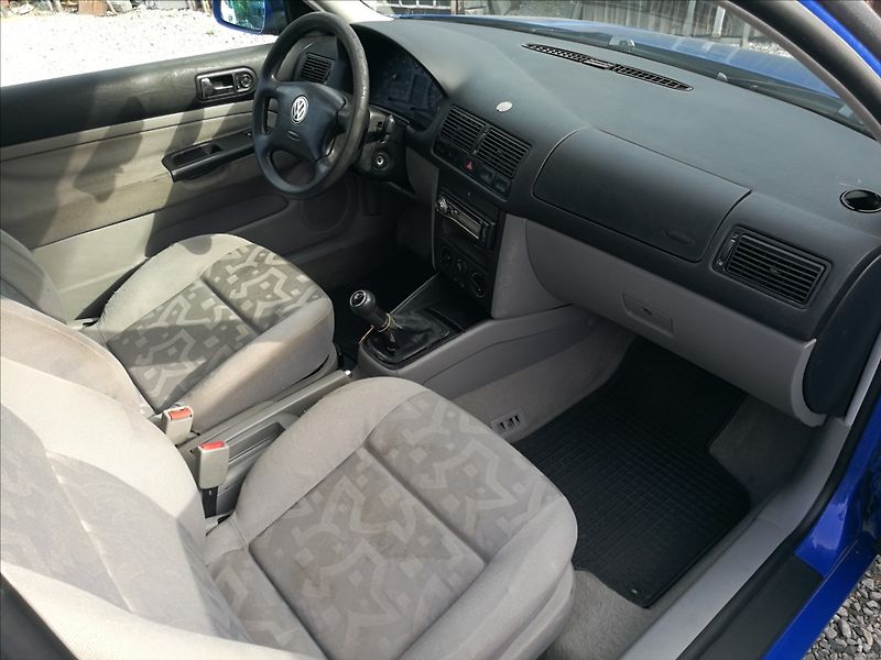 Volkswagen Golf 1,4 i 3dv. - fotka 10 z 14