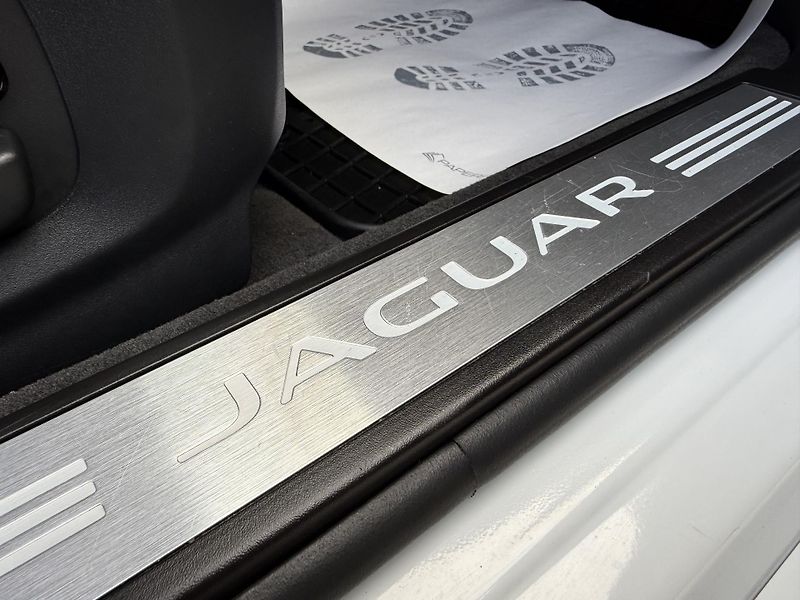 Jaguar XF 3,0 V6 Sportbrake REZERVACE - fotka 27 z 37