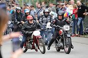 Na akci Jízda do vrchu a výstava historických vozidel se představilo na tři sta automobilů a motocyklů.