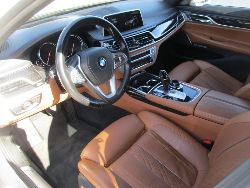 BMW Řada 7 (2016) 750i xDrive - fotka 10 z 13