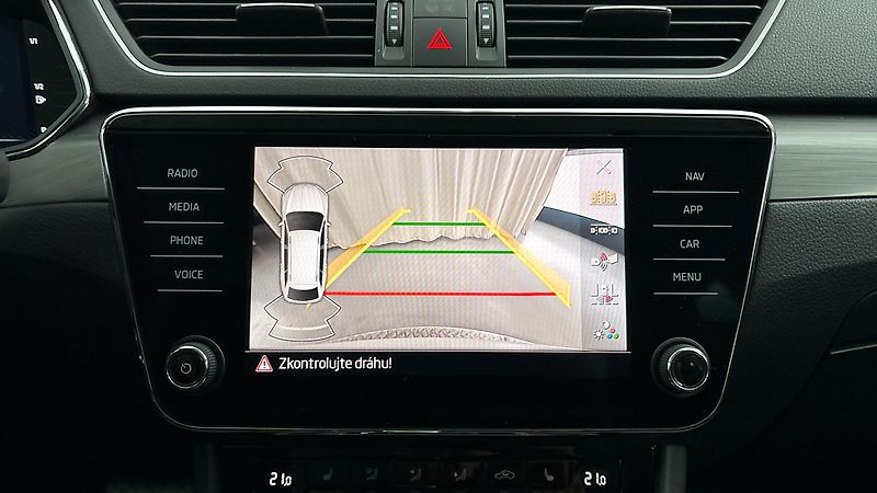 Škoda Superb 2.0 TDI DSG 4x4 Style Combi - fotka 12 z 30