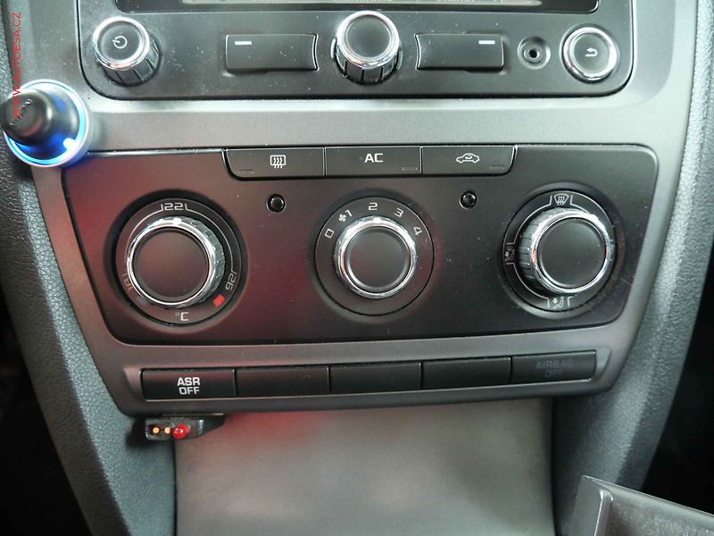 Škoda Octavia (2010) 1.2 TSi, ČR, AC, park.asist - fotka 16 z 18