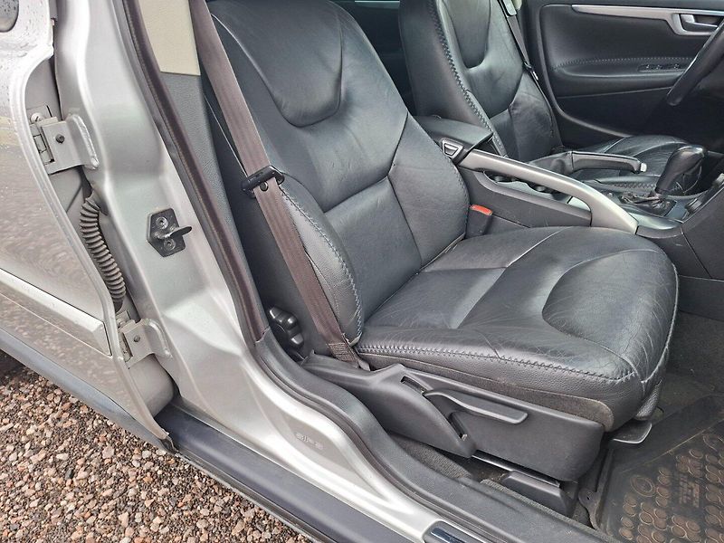 Volvo XC70 (2005) 2.4 D5 120kW AWD -PLNÝ SERVIS! - fotka 21 z 43