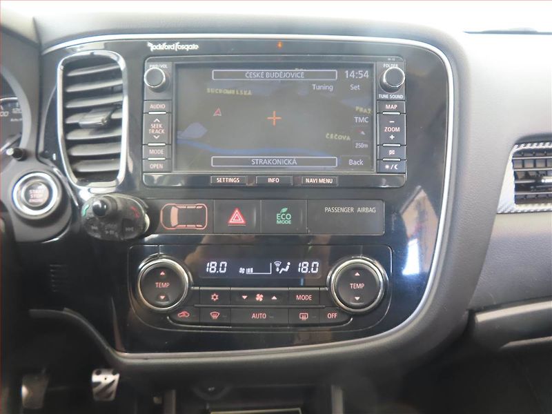 Mitsubishi Outlander (2014) 2.2 DI-D, 4X4, 7 míst, Navi - fotka 12 z 16