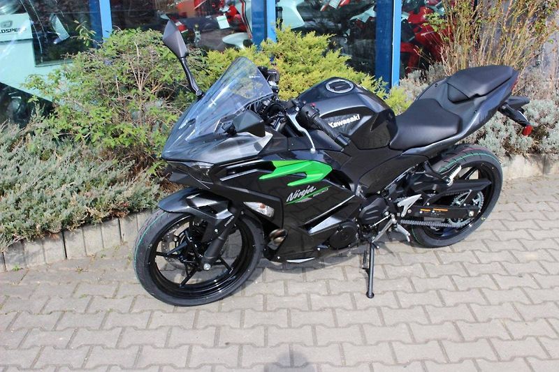 Kawasaki (2025) Ninja 500 MY 2025 SKLADEM - fotka 7 z 9