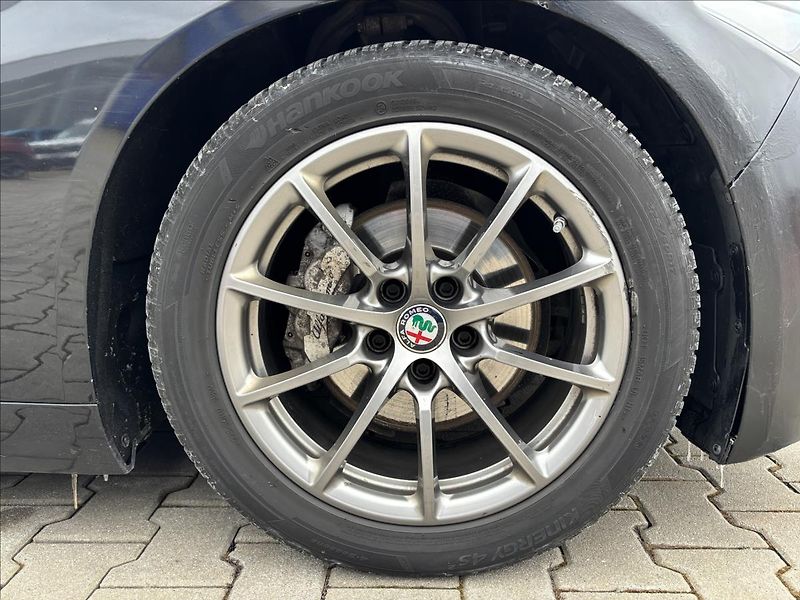 Alfa Romeo Giulia 2,2 JTDm 132kW 180 MT Super - fotka 10 z 37