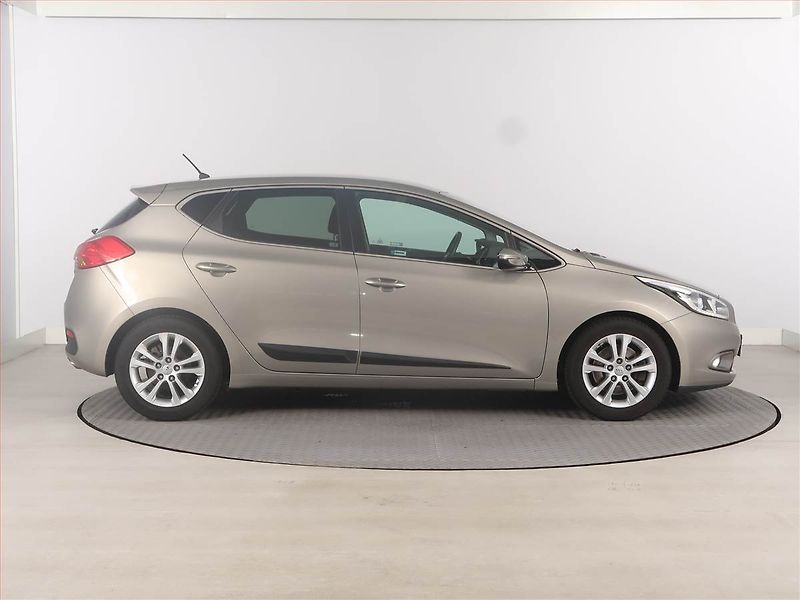 Kia Ceed (2014) 1.6 GDI, Automat, Serv.kniha - fotka 6 z 19