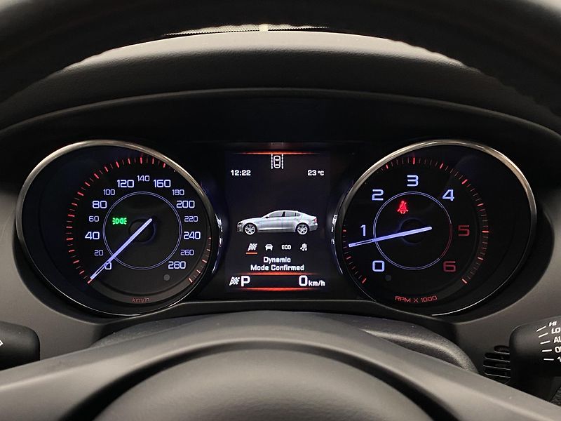 Jaguar XE 2.0D 132kW PURE AUT  - fotka 33 z 40