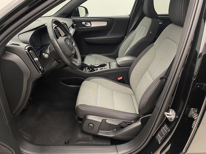 Volvo XC40 T2 MOMENTUM REZERVACE - fotka 3 z 44