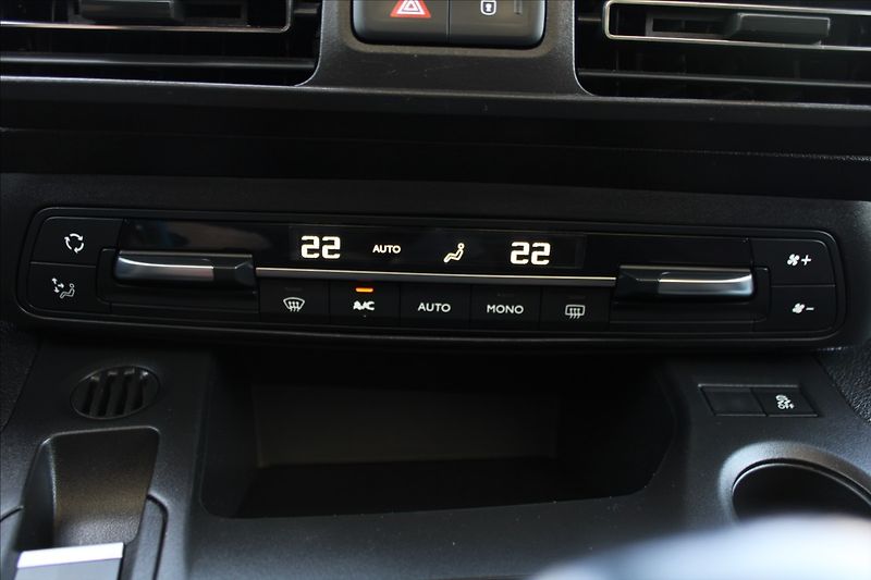 Opel Combo 1,2 T  ČR,1.MAJITEL,INNOVATION - fotka 16 z 34
