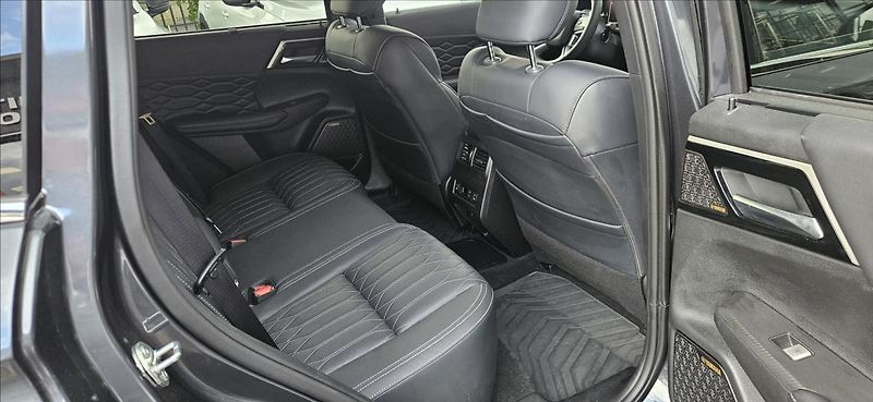 Mitsubishi Outlander 2,4 PHEV 4x4  INSTYLE - fotka 13 z 19