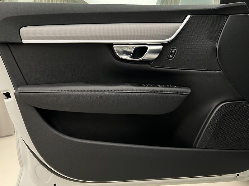 Volvo V90 B4 MOMENTUM AUT  - fotka 7 z 44