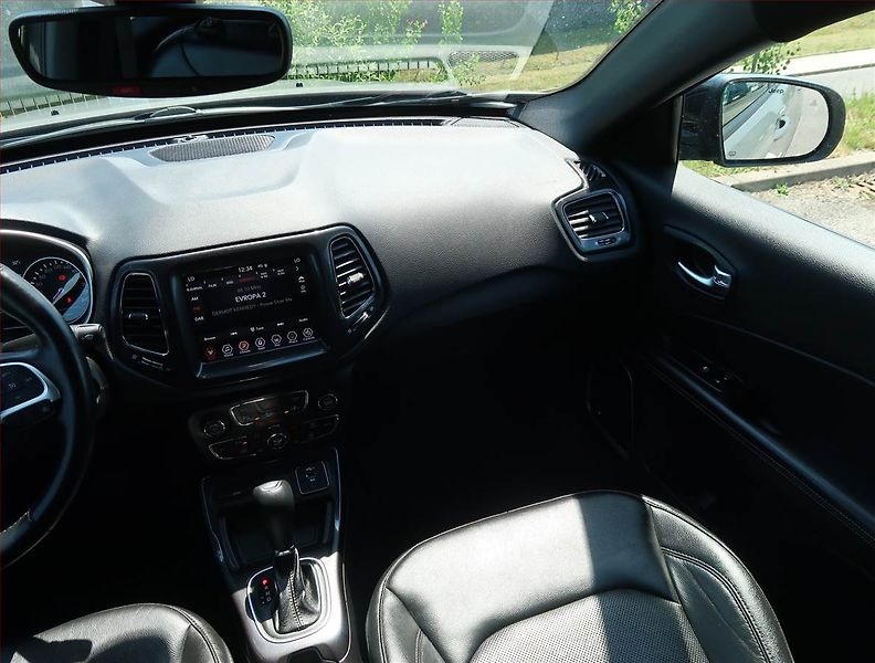 Jeep Compass (2021) 1.3 T-GDI - fotka 8 z 22