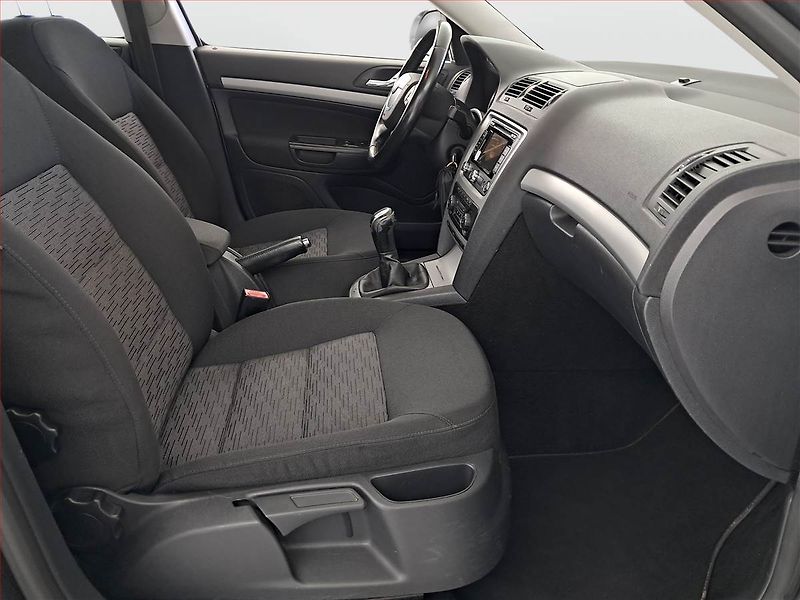 Škoda Octavia (2012) 1.6 TDI, Navi, Tempomat - fotka 9 z 16