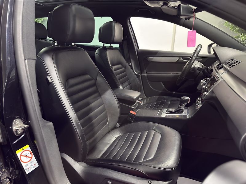 Volkswagen Passat 2,0   TDI DSG 4X4 HIGHLINE ACC - fotka 27 z 37