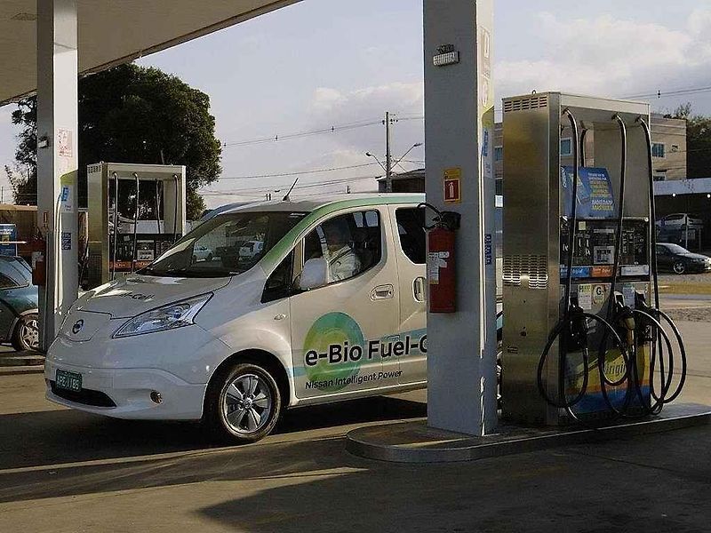 Nissan představil prototyp elektromobilu poháněného palivovým článkem na bioetanol.