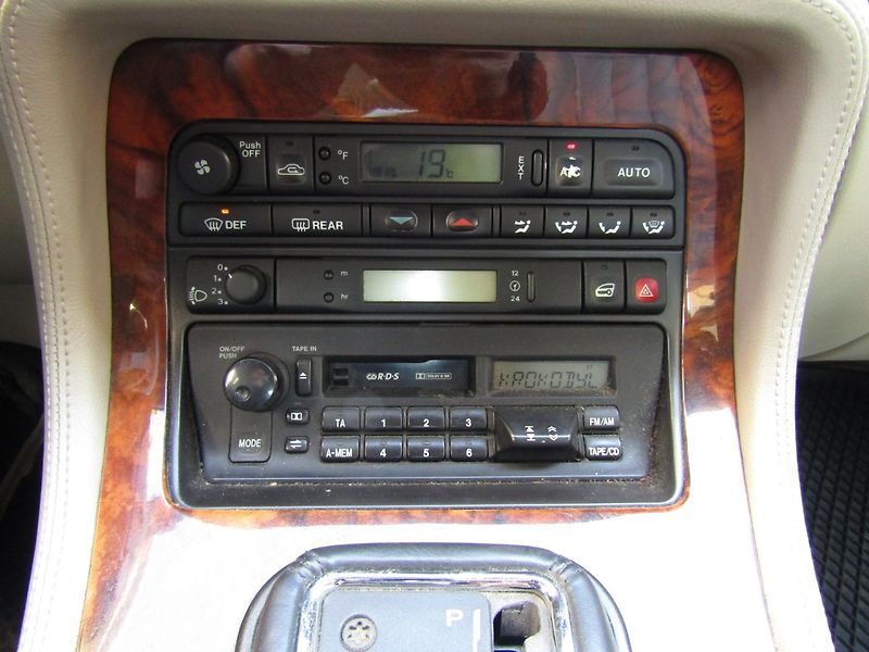 Jaguar XJ6 (1995) 3.2 R6 155kW  PLNĚ POJÍZDNÉ - fotka 33 z 35