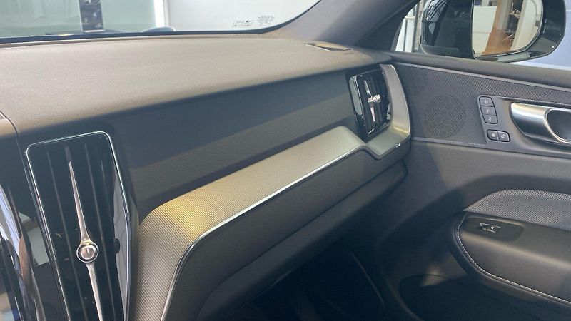 Volvo XC60 (2026) PLUS BLACK EDITION, B5 AWD, 18 - fotka 10 z 14