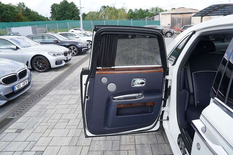 Rolls-Royce Ghost 6.75i V12  570 PS - fotka 21 z 45