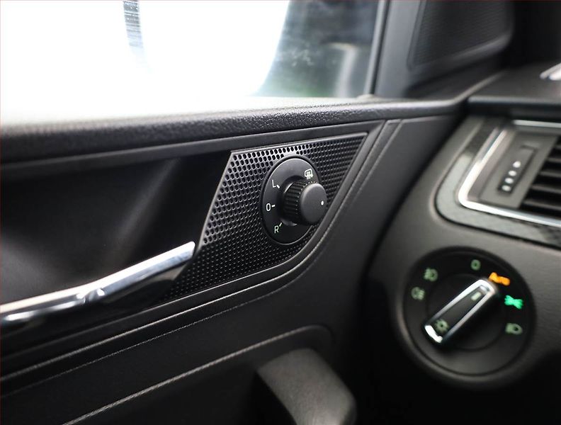 Škoda Rapid (2018) Spaceback 1.0 TSI, Xenony - fotka 17 z 19