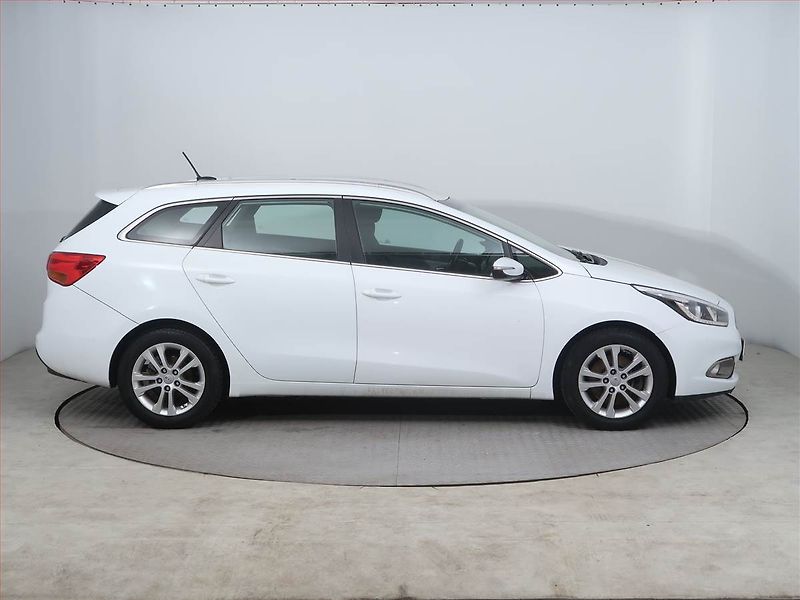 Kia Ceed (2014) 1.6 GDI, Navi, Tempomat - fotka 6 z 14