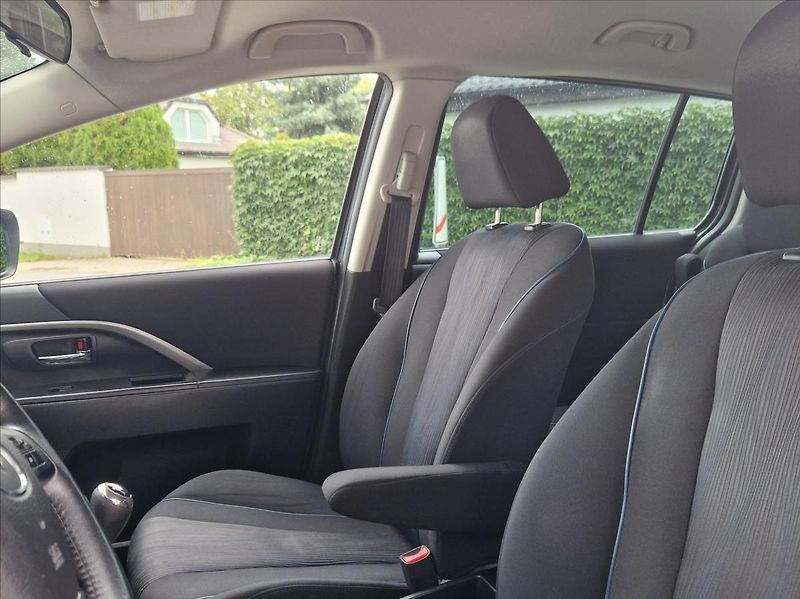 Mazda 5 1,6 MZR-CD 85kW 7MÍST +ALUZIMA - fotka 20 z 40