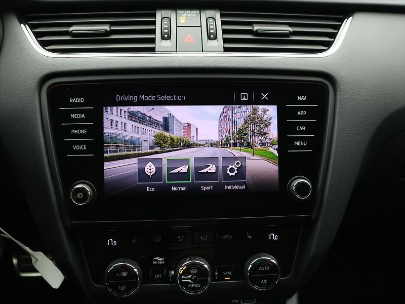 Škoda Octavia 2,0 TDI 135kW RS DSG 1.Maj. - fotka 25 z 34